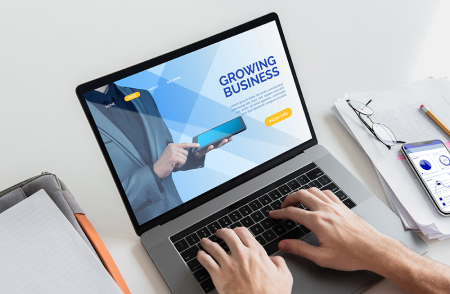 На ноутбуці зображений додаток Growing Business